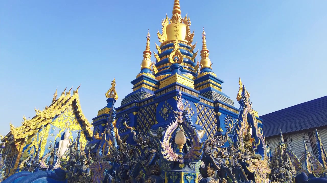 Tempio chedi o stupa presso il Tempio Blu a Chiang Rai, Wat Rong Suea Ten, Thailandia