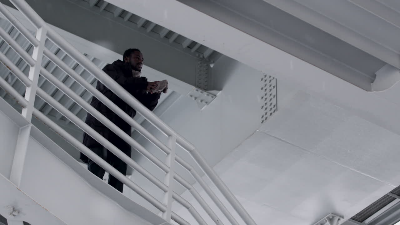 persona triste en la parte superior de las escaleras