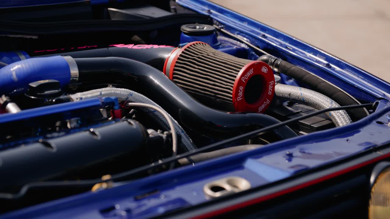 슬로우 모션으로 vw 골프 튜닝 자동차의 공기 흡입구