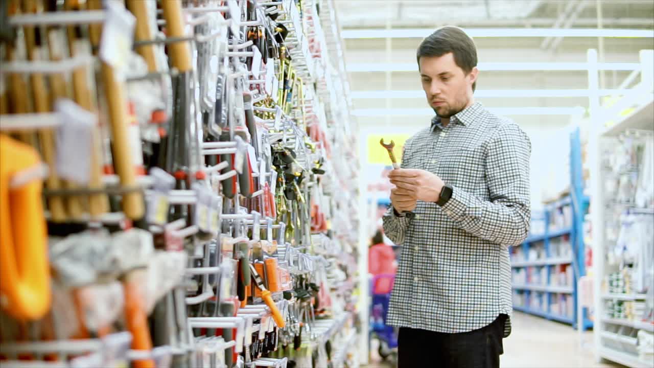 hombre comprando herramientas en una ferretería