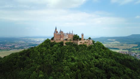 el castillo de hohenzollern, alemania. vuelos aéreos de aviones no tripulados.