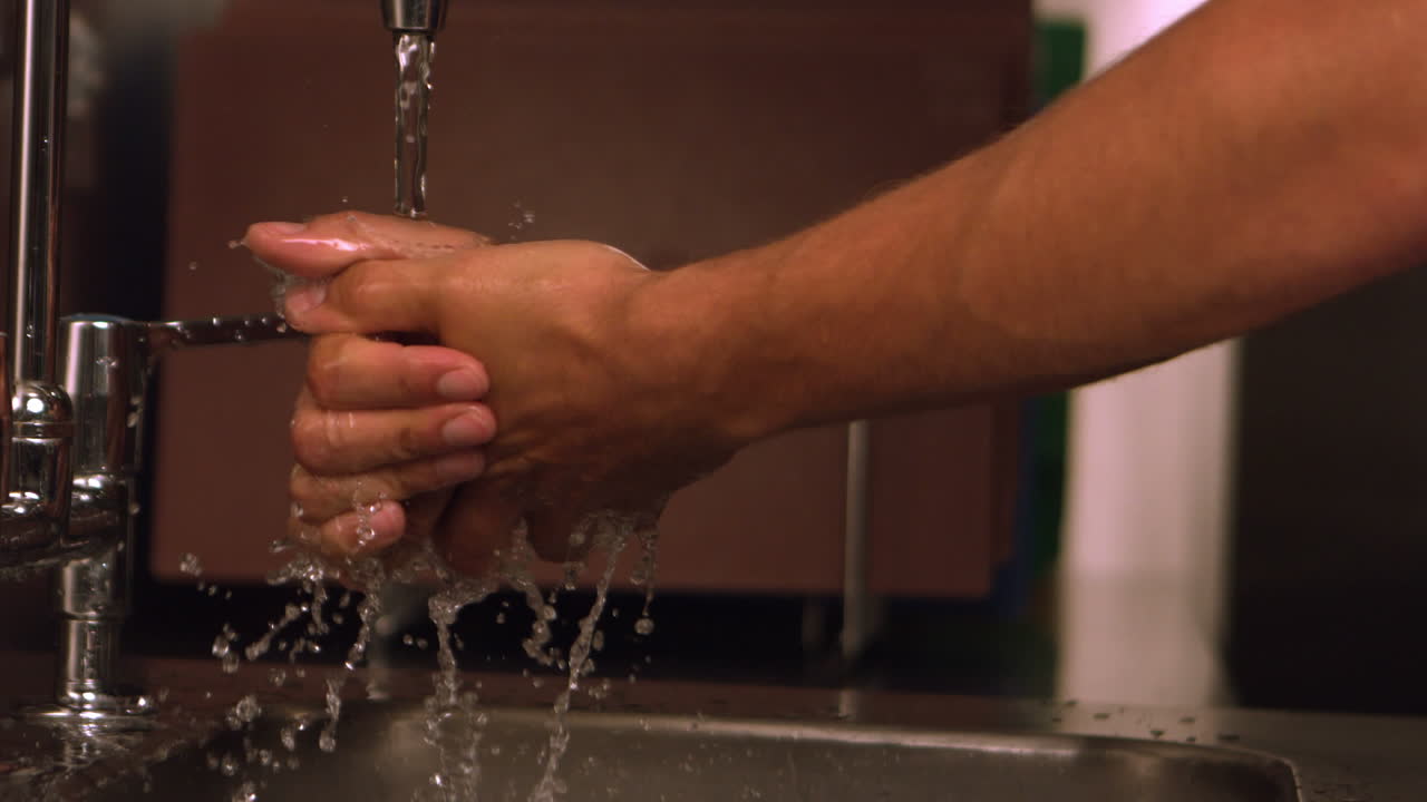 lavado de manos bajo el agua del grifo