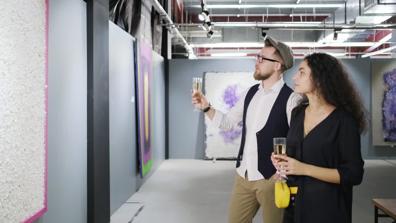pareja disfrutando de arte en una exposición
