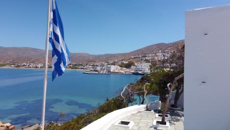 la iglesia de agia irini cerca del puerto de ios