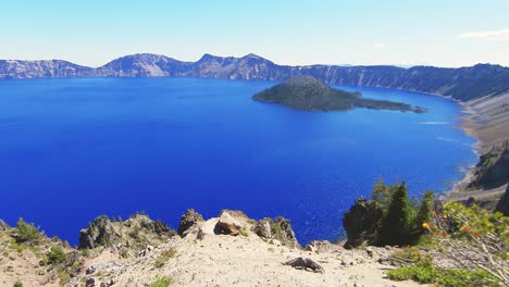 Weitwinkel-Panoramaaufnahme-Des-Die-Caldera-Bildenden-Kratersees-Und-Der-Angel-Island-In-Oregon