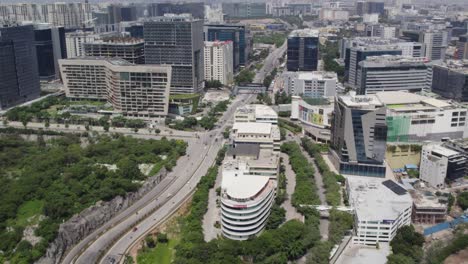 las imágenes aéreas muestran que la ciudad inteligente en desarrollo tiene menos tráfico en sus carreteras