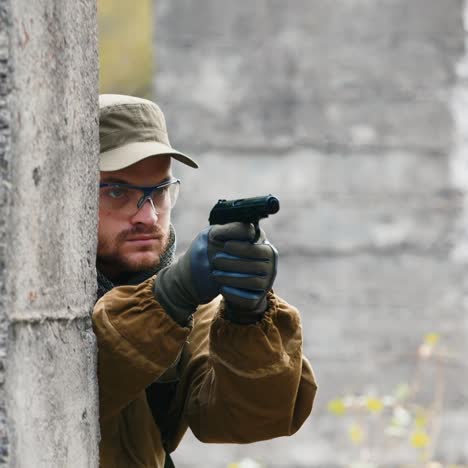 Un-Hombre-Juega-Airsoft-Con-Una-Pistola-En-La-Mano-1