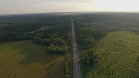 Tráfico-De-Automóviles-En-La-Carretera-Rural-En-Rusia-Aérea