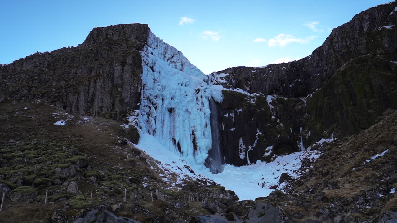 panorama de la cascada de grundarfoss con un acantilado cubierto de hielo