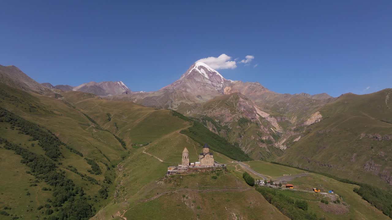 un dron fue disparado hacia adelante sobre la iglesia de la trinidad de gergeti.