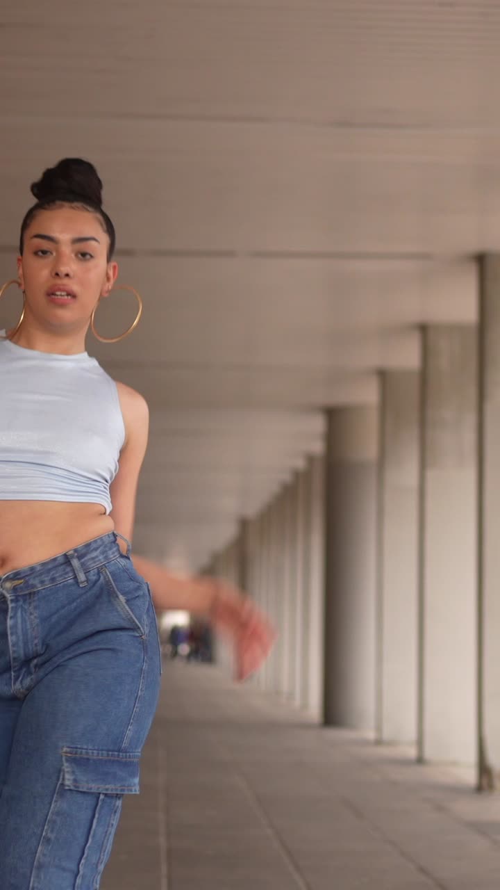 Donna che balla in jeans e top corto