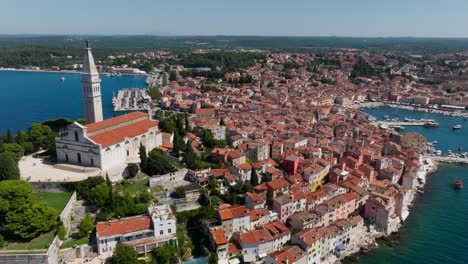 Vista-Aérea-Del-Casco-Antiguo-De-Rovinj,-Famosa-Antigua-Ciudad-Croata-En-El-Mar