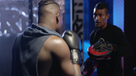 sesión de entrenamiento de cazas de la mma