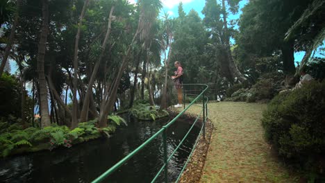 las imágenes fueron filmadas en madeira, portugal, en el jardín tropical de monte palace.