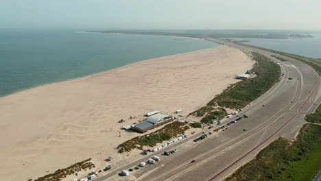 Natürlicher-Hoher-Strandclub-In-Der-Nähe-Der-Küste-Oder-Des-Strandes-Am-Strand-Von-Ouddorp-In-Brewersdam,-Zeeland,-Niederlande