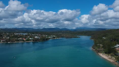 Una-Vista-Panorámica-De-Un-Ajetreado-Canal-Con-Montañas-En-Primer-Plano