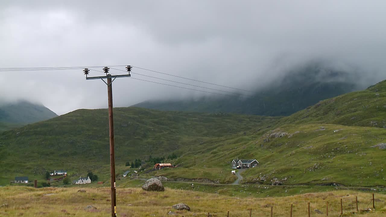 un lapso de tiempo de la niebla y la niebla rodando por las montañas cerca del pueblo de tarbert en la isla de harris, parte de las hébridas exteriores de escocia