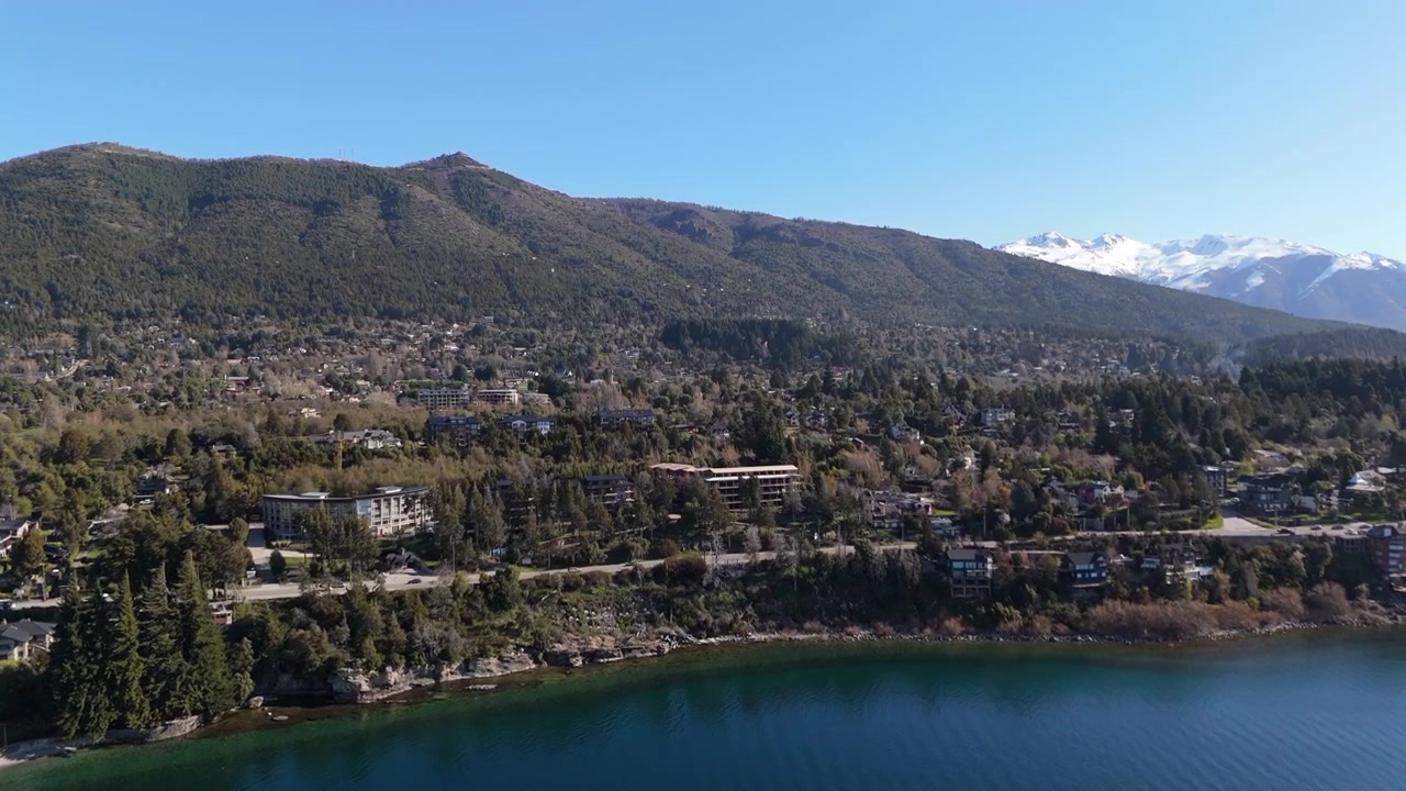 Vista aerea con zoom sul Lago Nahuel Huapi, costa e foresta a Bariloche, Rio Negro, Argentina.