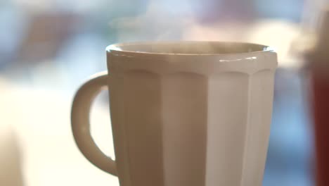 bebida caliente en un café