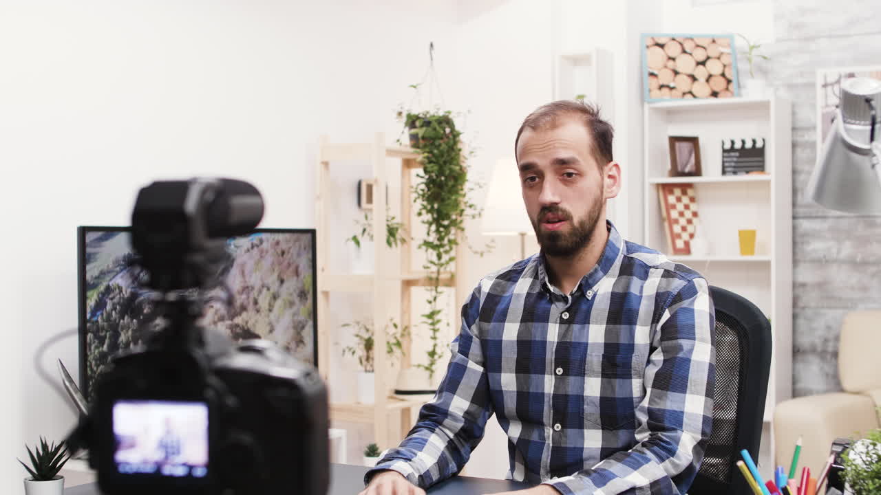 Hombre grabando un vlog con una cámara