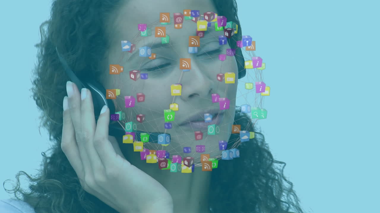 animación de una mujer de raza mixta con auriculares y usando una computadora sobre iconos sociales