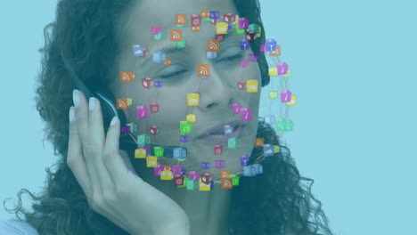 animación de una mujer de raza mixta con auriculares y usando una computadora sobre iconos sociales