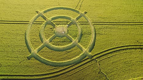 hackpen colina campo de trigo estranho design de círculo de cultura em colheita verde vista aérea de cima para baixo órbita