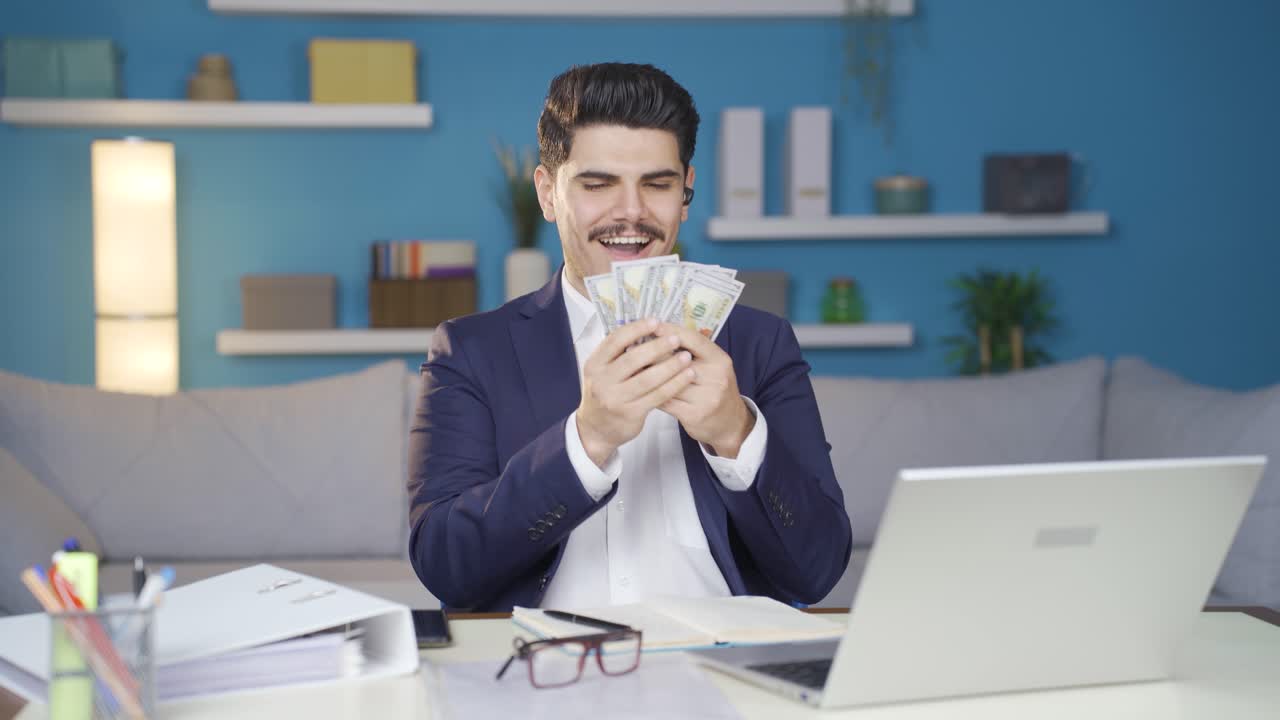 Empresario divertido cuenta el dinero que gana, el empresario que gana mucho se alegra