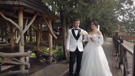 pareja de bodas besándose en una ceremonia al aire libre