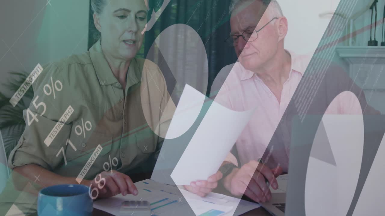 animación de la interfaz infográfica sobre la pareja caucásica senior analizando los gastos