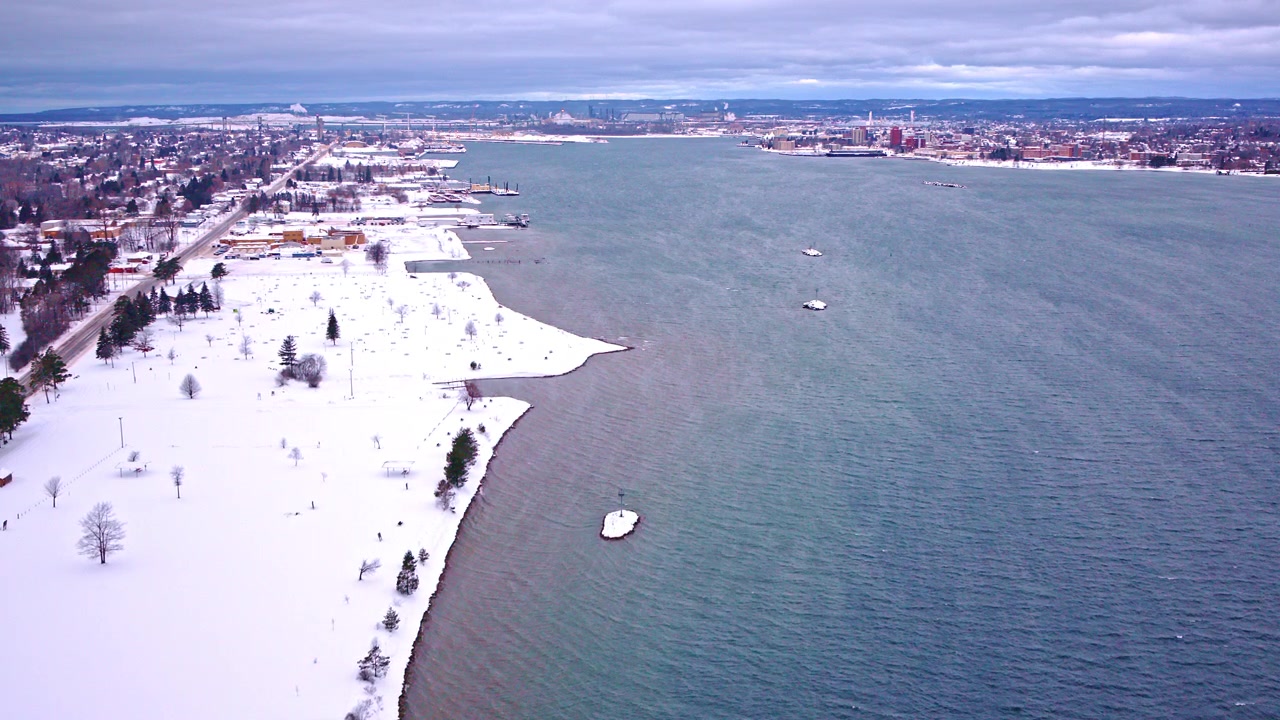 Ripresa con drone di Sault Ste. Marie in inverno in una giornata ventosa.