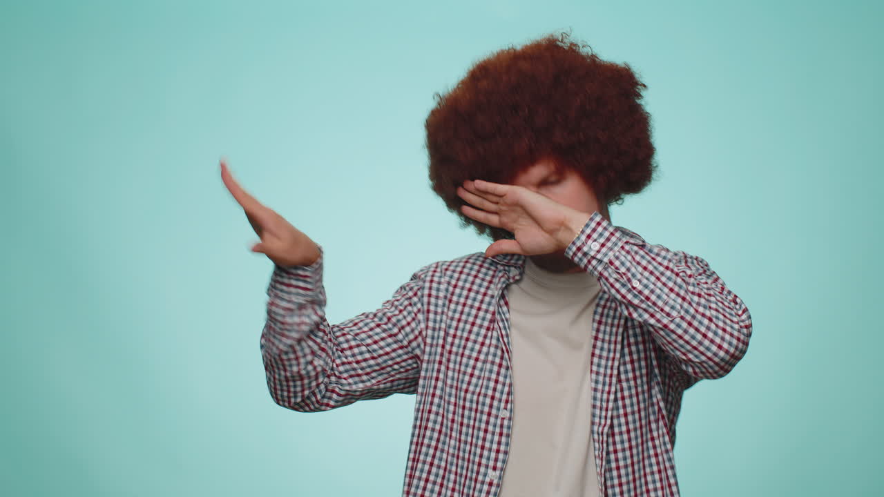 feliz hombre barbudo positivo bailando discoteca, haciendo gestos de dubdance, escuchando música, celebrando la victoria