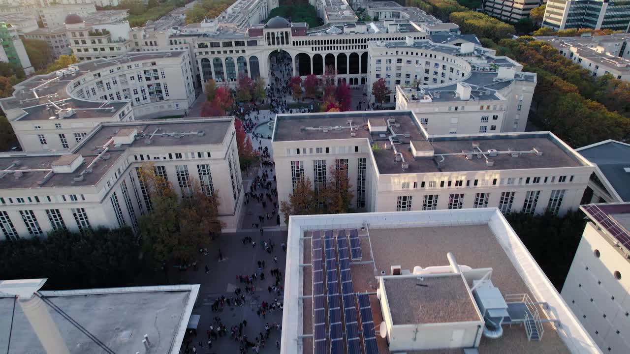 일몰 동안 프랑스 도시의 공중 비행