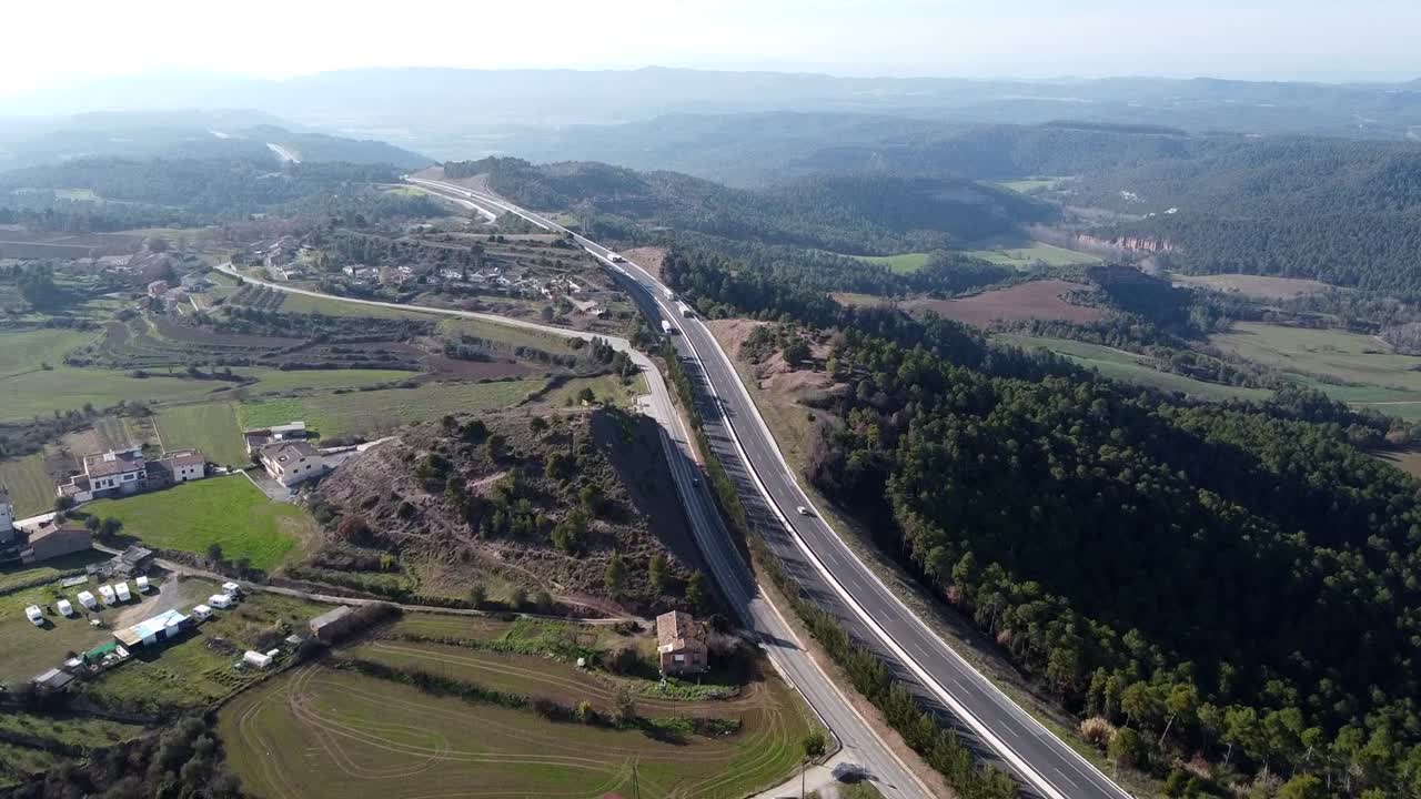 coches circulando por una carretera en las montañas de los pirineos