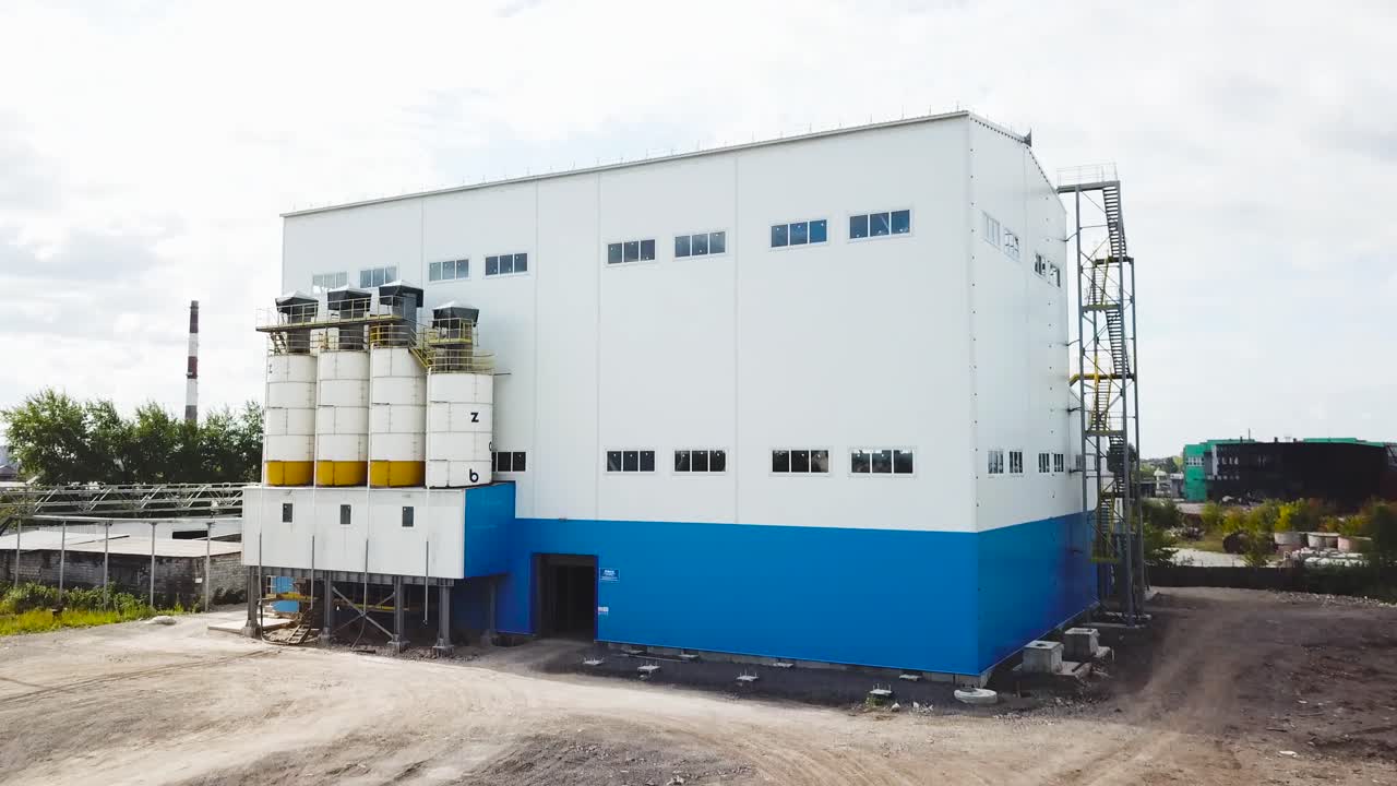 edificio industrial con tanques de almacenamiento