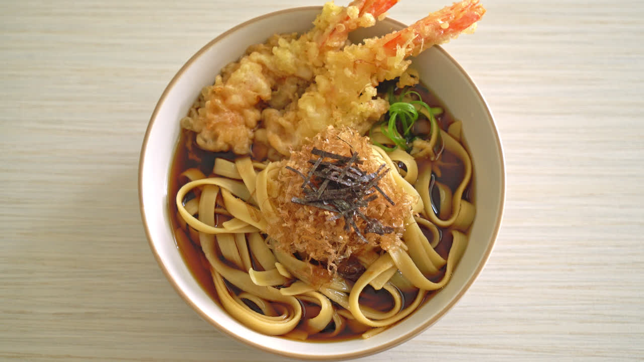 fideos ramen japoneses con camarones tempura - estilo de comida asiática