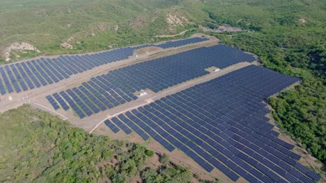 Disparo-Hacia-Atrás-Del-Parque-De-Paneles-Solares-En-Bani,-República-Dominicana.