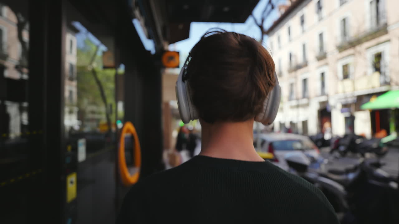 Ragazzo che cammina per la strada con le cuffie