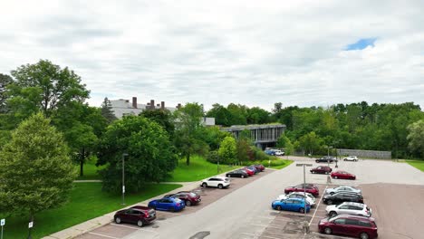 drone aterrizando cerca de un estacionamiento en vermont