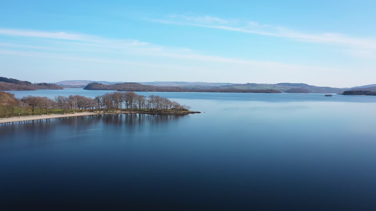 로크 로몬드 상공을 날며 화창한 날 해변과 만을 향해 곧장 날아갑니다.