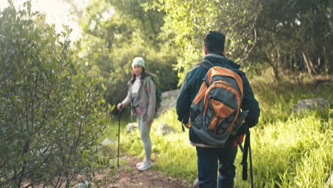 paz, senderismo y sendero con pareja en el bosque