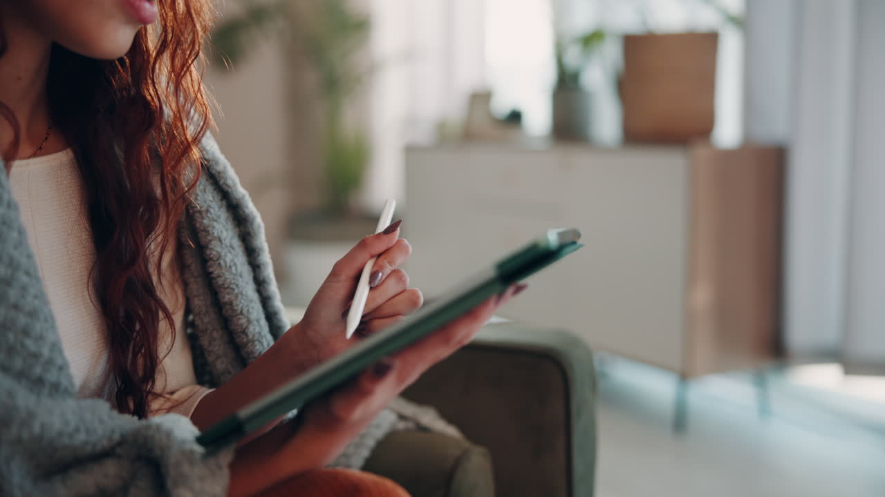 mujer dibujando en una tableta en casa