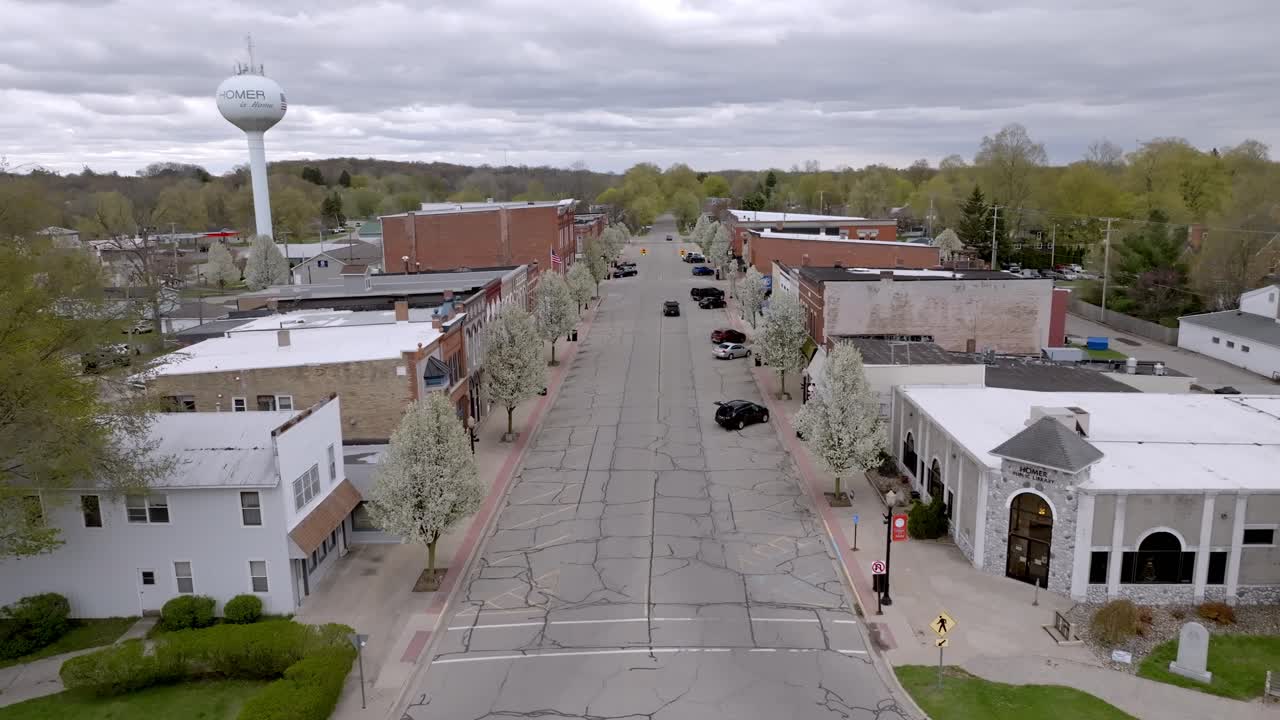 Centro di Homer, Michigan, con video drone che avanza