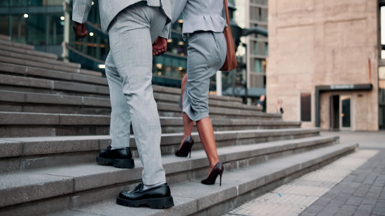 colegas de negocios subiendo las escaleras