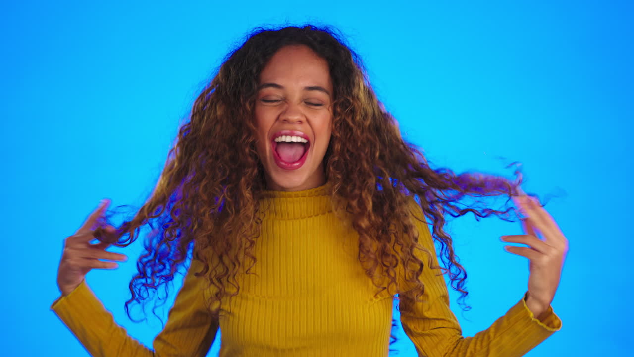 cara, feliz y mujer emocionada