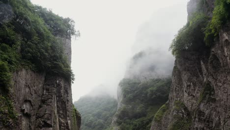 cañón de la montaña de la niebla