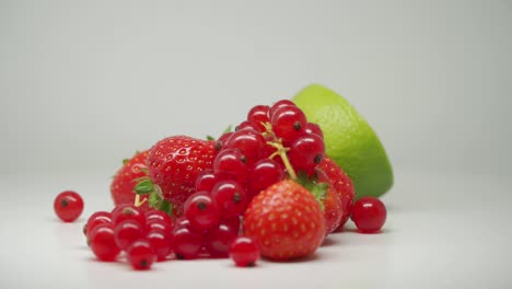 Fresas,-Lima-Y-Grosella-Roja---Conjunto-De-Frutas-En-Un-Plato-Giratorio-Con-Fondo-Blanco---Primer-Plano