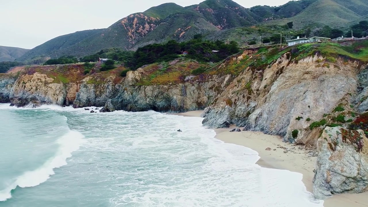 Vista aerea della frastagliata costa di Big Sur tra Carmel e San Simeon