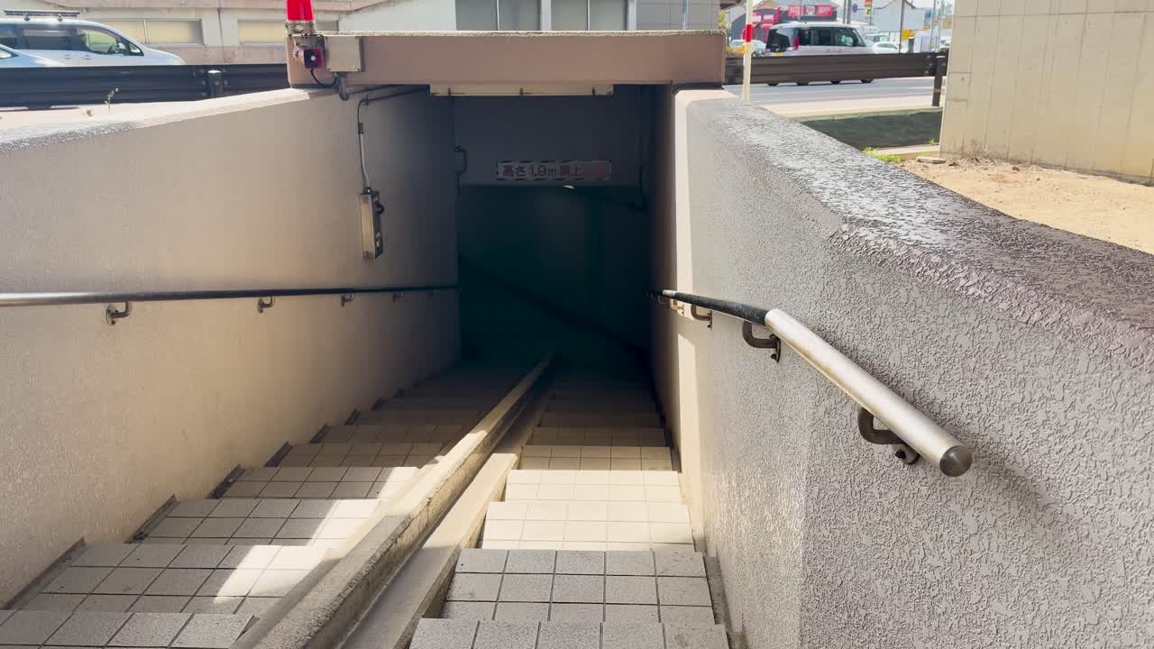 Indgang til en tom underjordisk fodgængertunnel med trapper