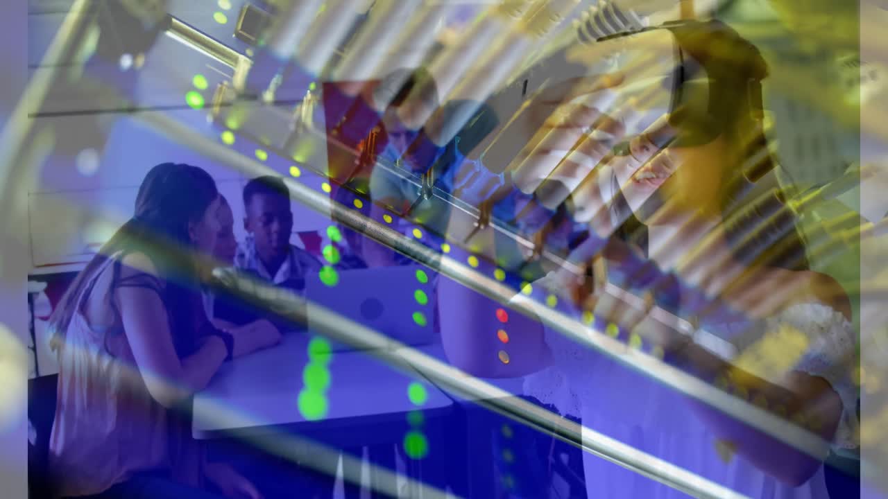 animación de la sala de servidores sobre una chica caucásica usando auriculares vr